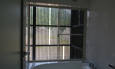鳥取のミニマルデザインの家　OUCHI-02 (浴室)
