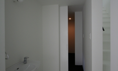 鳥取のミニマルデザインの家　OUCHI-02 (廊下の洗面コーナー)