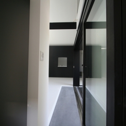 鳥取のミニマルデザインの家　OUCHI-02 (玄関土間)