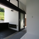 鳥取のミニマルデザインの家　OUCHI-02の写真 外部と一体にできる玄関