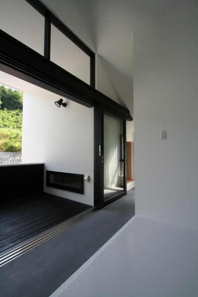 外部と一体にできる玄関 (鳥取のミニマルデザインの家　OUCHI-02)