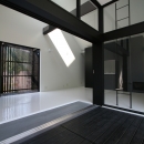 鳥取のミニマルデザインの家　OUCHI-02の写真 リビング前の2階デッキ玄関