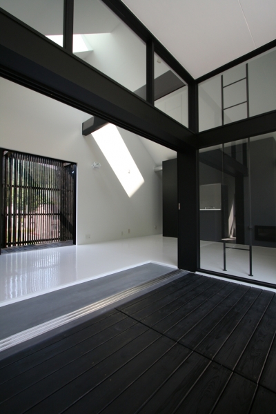 リビング前の2階デッキ玄関 (鳥取のミニマルデザインの家　OUCHI-02)