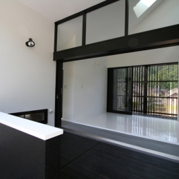 鳥取のミニマルデザインの家　OUCHI-02 (玄関ポーチとしての前庭デッキ)