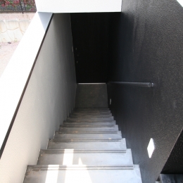 鳥取のミニマルデザインの家　OUCHI-02 (外階段)