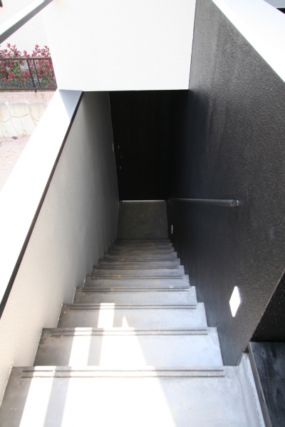 外階段 (鳥取のミニマルデザインの家　OUCHI-02)