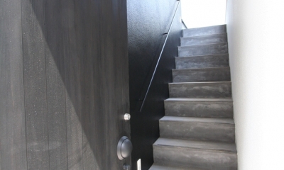 鳥取のミニマルデザインの家　OUCHI-02 (外階段)