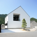 鳥取のミニマルデザインの家　OUCHI-02の写真 シンプルな三角屋根の外観