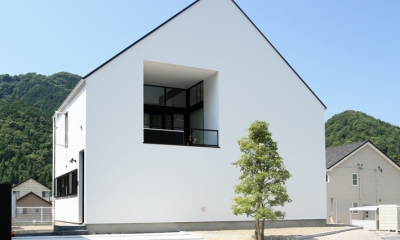 鳥取のミニマルデザインの家　OUCHI-02 (シンプルな三角屋根の外観)