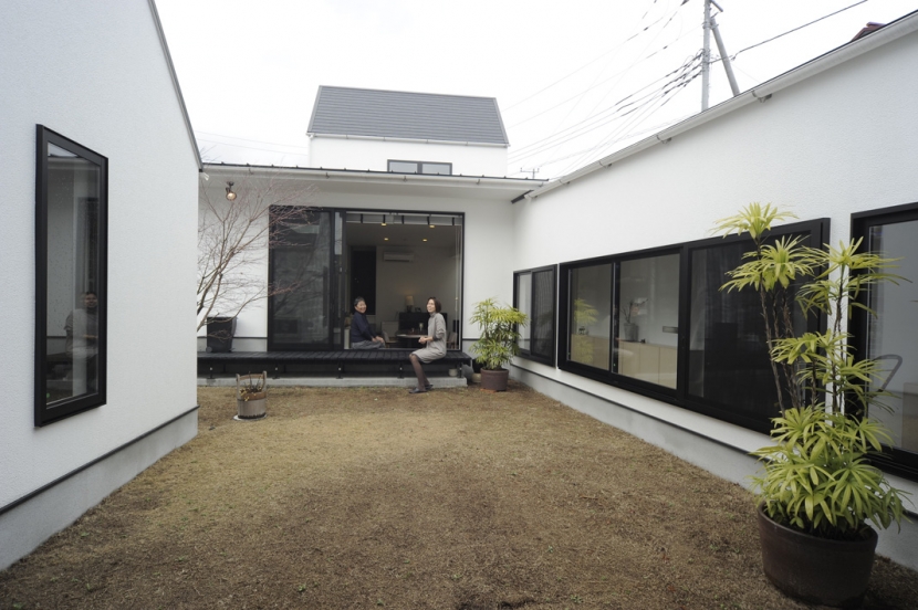 石川淳「静岡の二世帯住宅  中庭に小屋を持つOUCHI-15」