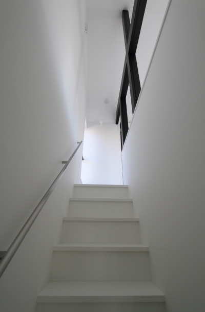 親世帯・寝室への階段 (静岡の二世帯住宅  中庭に小屋を持つOUCHI-15)