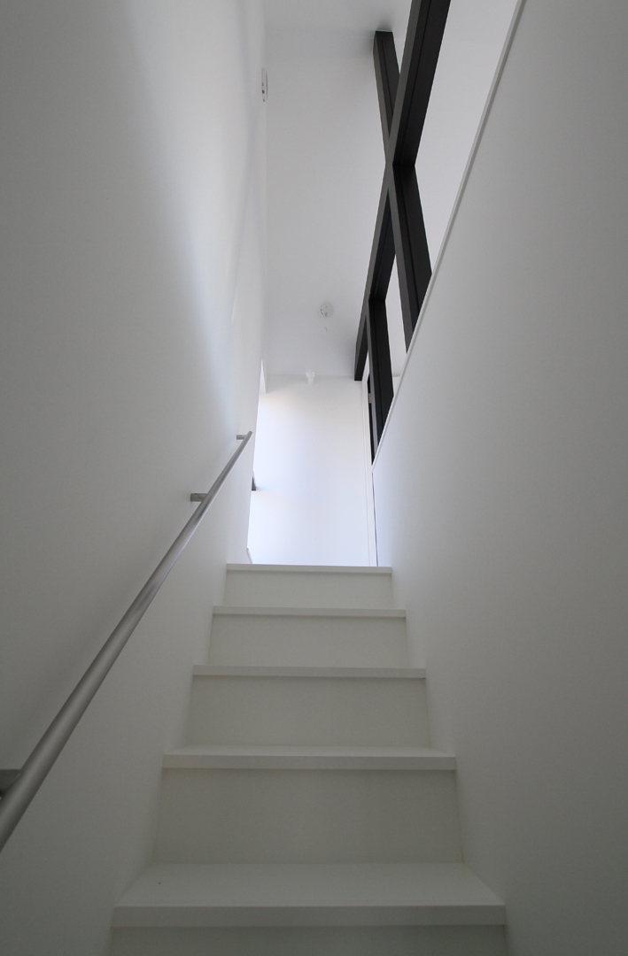 ベッドルーム事例：親世帯・寝室への階段（静岡の二世帯住宅  中庭に小屋を持つOUCHI-15）