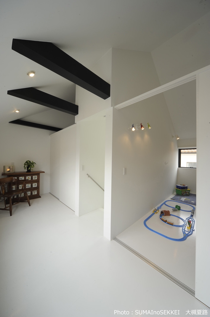 子供部屋事例：引き戸で仕切る子供室（静岡の二世帯住宅  中庭に小屋を持つOUCHI-15）
