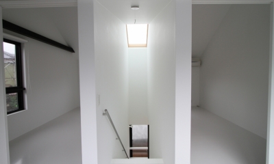 静岡の二世帯住宅  中庭に小屋を持つOUCHI-15 (天窓のある階段)