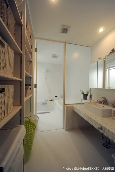 壁面収納のある脱衣室 (静岡の二世帯住宅  中庭に小屋を持つOUCHI-15)