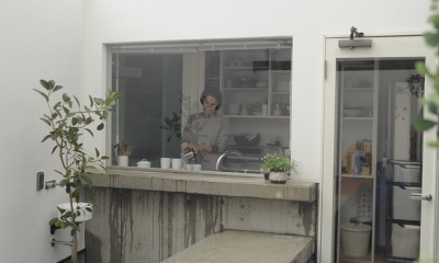 静岡の二世帯住宅  中庭に小屋を持つOUCHI-15 (中庭に面するキッチン)