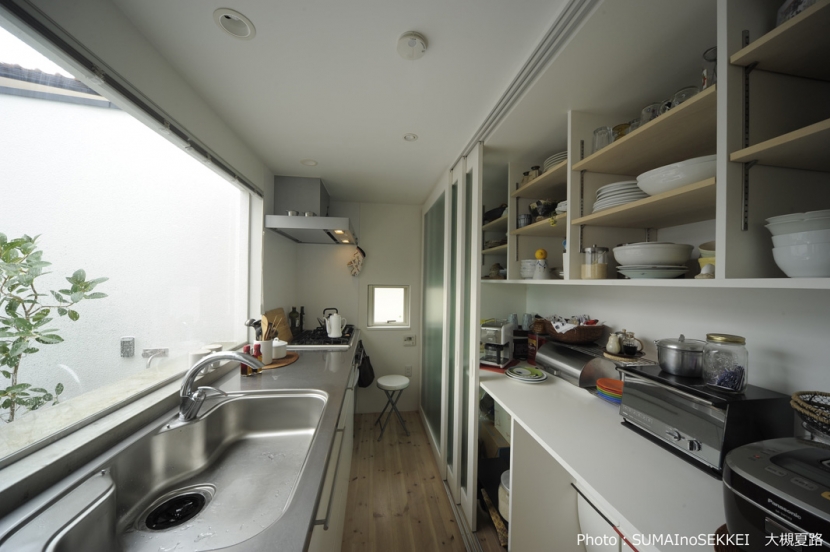 キッチン事例：引き戸パントリーのあるキッチン（静岡の二世帯住宅  中庭に小屋を持つOUCHI-15）