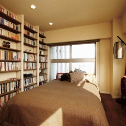 大量のＣＤと本の収納をメインに考える、アンティーク空間 (大容量の本棚と寝室＿1)