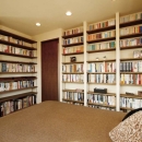 大量のＣＤと本の収納をメインに考える、アンティーク空間の写真 大容量の本棚と寝室＿２