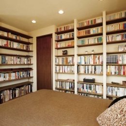 大量のＣＤと本の収納をメインに考える、アンティーク空間 (大容量の本棚と寝室＿２)
