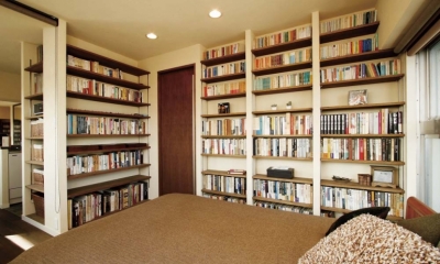 大容量の本棚と寝室＿２｜大量のＣＤと本の収納をメインに考える、アンティーク空間