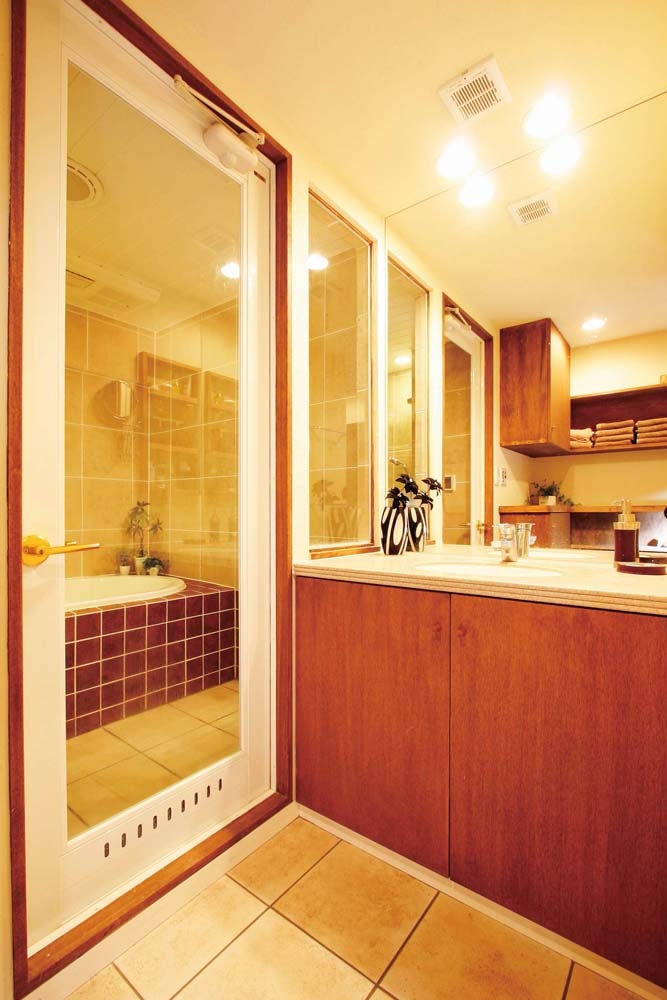 バス/トイレ事例：鏡張りで広々としたサニタリー空間（大量のＣＤと本の収納をメインに考える、アンティーク空間）