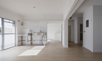 キッチン｜新金岡団地の白いワンルーム｜堺市の新金岡団地のリノベーション。壁、扉をなくして団地を白いワンルームに。