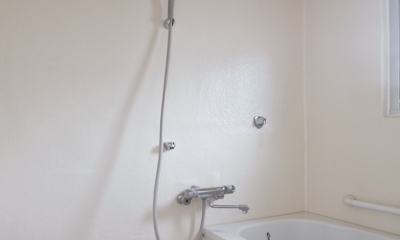 新金岡団地の白いワンルーム｜堺市の新金岡団地のリノベーション。壁、扉をなくして団地を白いワンルームに。 (浴室)