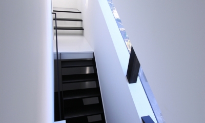 斜め窓の家　OUCHI-06 (階段見下ろし)