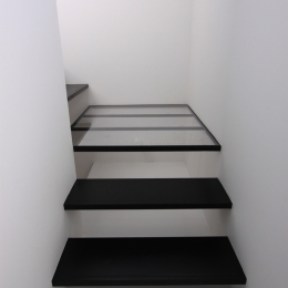 斜め窓の家　OUCHI-06 (ミニマルな階段デザイン)