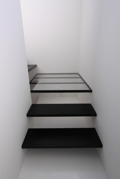 ミニマルな階段デザイン (斜め窓の家　OUCHI-06)