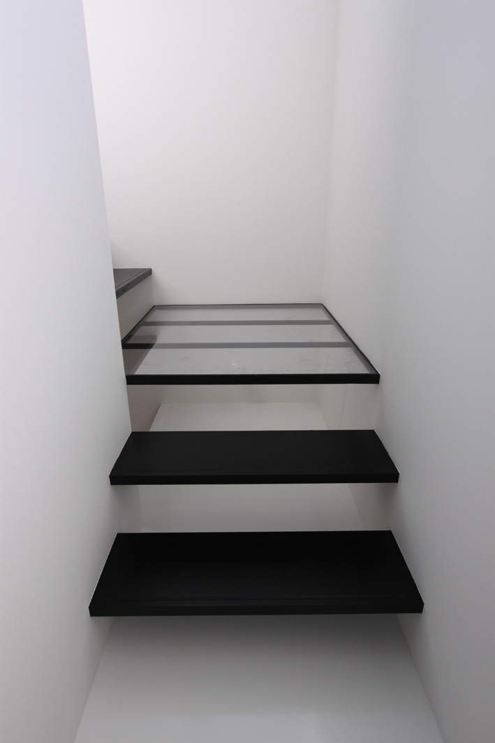 その他事例：ミニマルな階段デザイン（斜め窓の家　OUCHI-06）