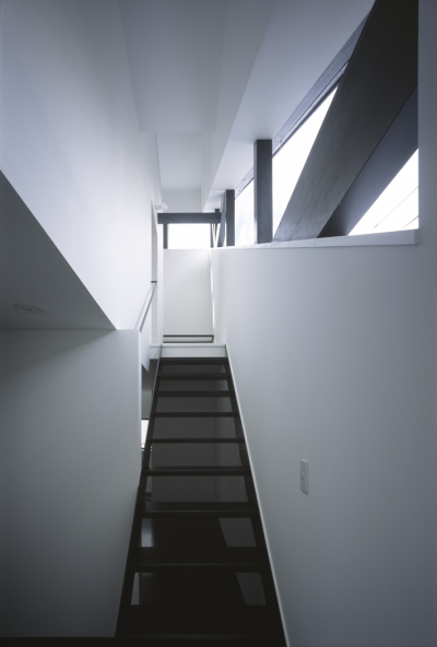 斜め窓に沿った階段 (斜め窓の家　OUCHI-06)