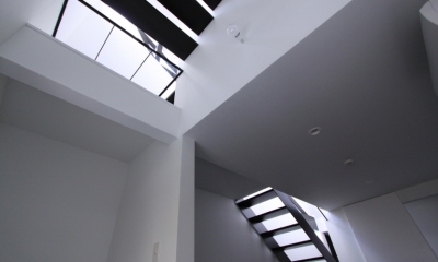 斜め窓の家　OUCHI-06 (子供室から階段の見上げ)