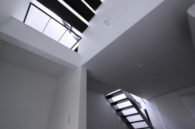 子供室から階段の見上げ (斜め窓の家　OUCHI-06)
