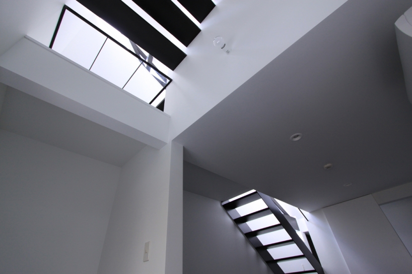 子供部屋事例：子供室から階段の見上げ（斜め窓の家　OUCHI-06）