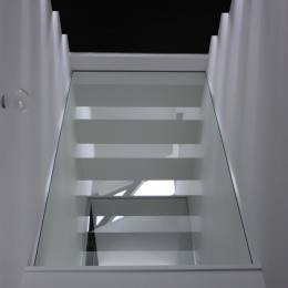 斜め窓の家　OUCHI-06 (寝室見上げ)