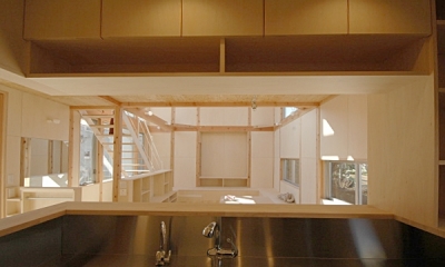 セミオープンなキッチン｜地下の音楽スタジオのある家
