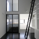 斜め窓の家　OUCHI-06の写真 壁面本棚のある寝室