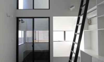 斜め窓の家　OUCHI-06 (壁面本棚のある寝室)
