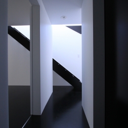斜め窓の家　OUCHI-06 (黒い床のホール)