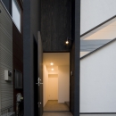 斜め窓の家　OUCHI-06の写真 米松縦張の玄関ドア