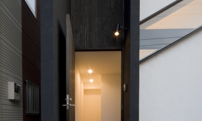 斜め窓の家　OUCHI-06 (米松縦張の玄関ドア)
