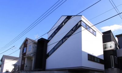 斜め窓の家　OUCHI-06 (斜め窓のある外観)