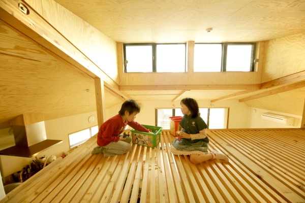 子供部屋事例：ロフトで遊ぶ子どもたち（ロフトでつながる大屋根の家）