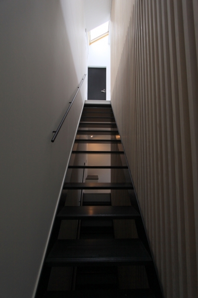 2階リビングへの階段 (愛犬と暮らす家　地下室のあるOUCHI-13)