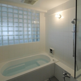 明るい浴室を作ったマンションリノベ (ガラスブロック壁面のバスルーム)
