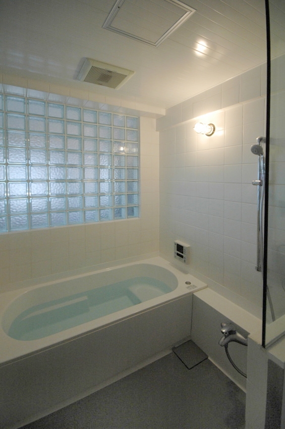 バス/トイレ事例：ガラスブロック壁面のバスルーム（明るい浴室を作ったマンションリノベ）