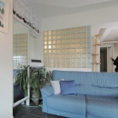 明るい浴室を作ったマンションリノベの写真 ガラスブロックの壁に接したリビングルーム