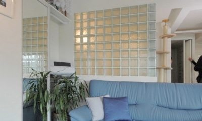ガラスブロックの壁に接したリビングルーム｜明るい浴室を作ったマンションリノベ